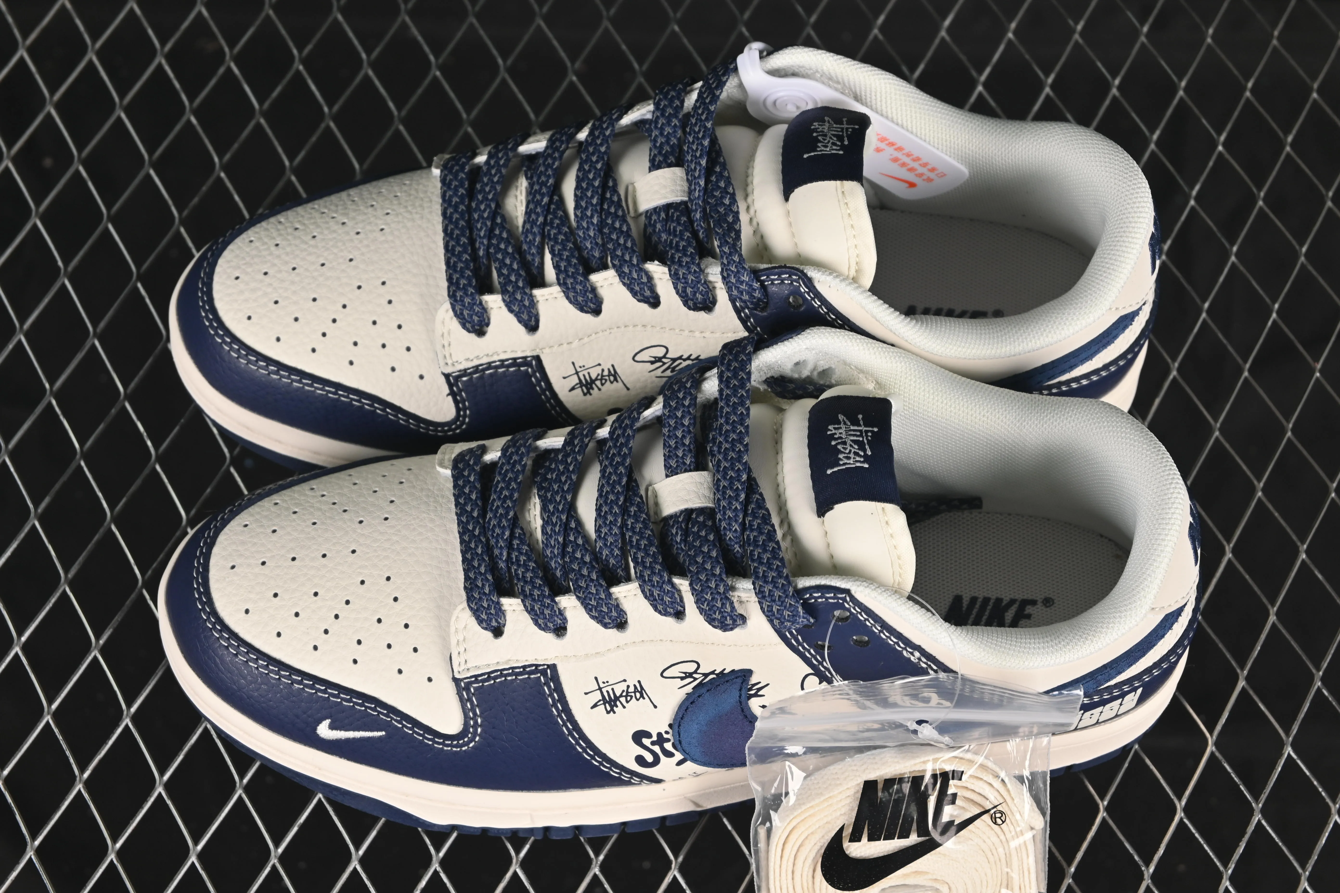 All categories Nk SB Dunk Series Nk SB Dunk Low High-end customized low-top sneakers Nike SB Dunk Low Stusi co-branded Anniversary high-end customized low-top casual sneakers XS6089-589